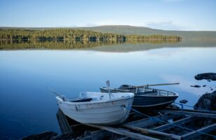 Boats at Kungsleden to cross Tjårvekallegiehtje