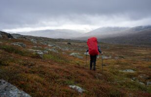 Hiking into Sarddávágge