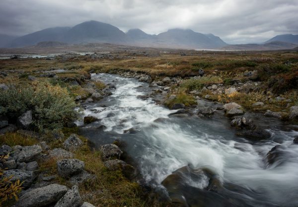 The stream Lulep Niendojågåsj; in the background the peaks of the Ähpár massif