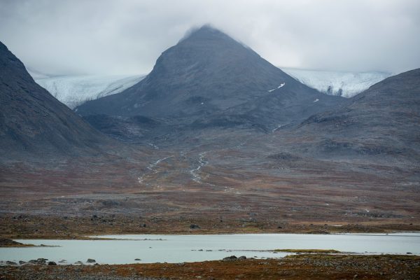 The glaciers Ähpárjiegna and Ruopsokjiegna; in the foreground the lake Liehtjitjávvre