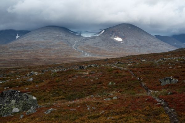 Path towards the footbridge across Guhkesvákkjåhkå