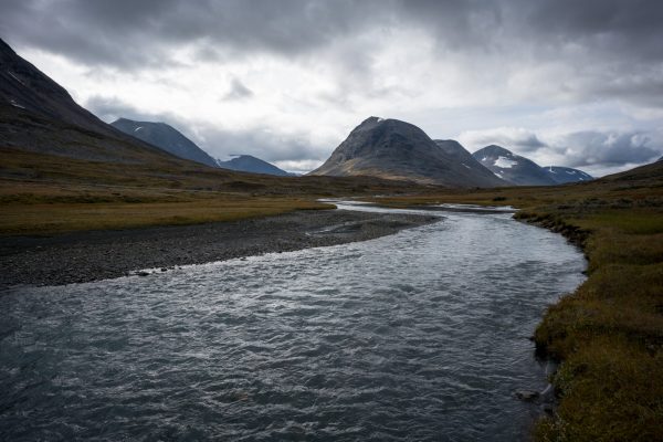 Álggavágge is to the left