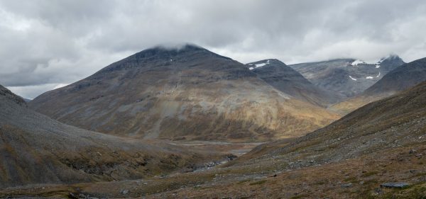 View back into Álggavágge; the summit of Alkavare is shrouded in clouds