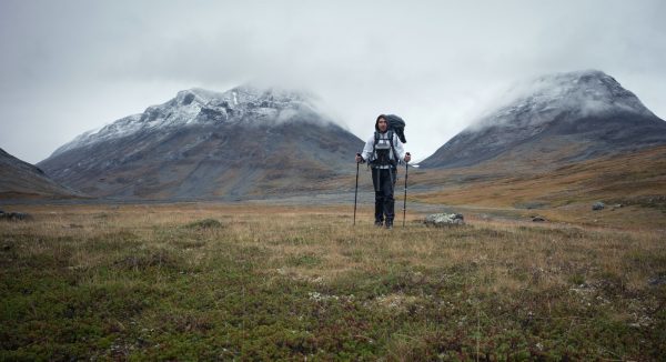 The V-shaped cut between the two peaks marks the pass of Niejdariehpvágge where I came from