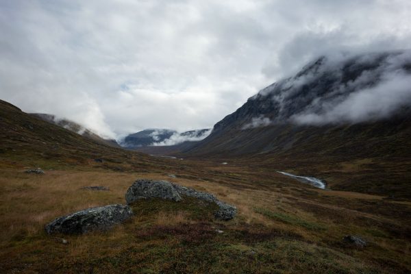 View of Sarvesvágge; on the right the steep face of NåiteView of Sarvesvágge with Nåite