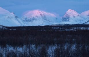 Pink mountaintops in Láddjuvággi