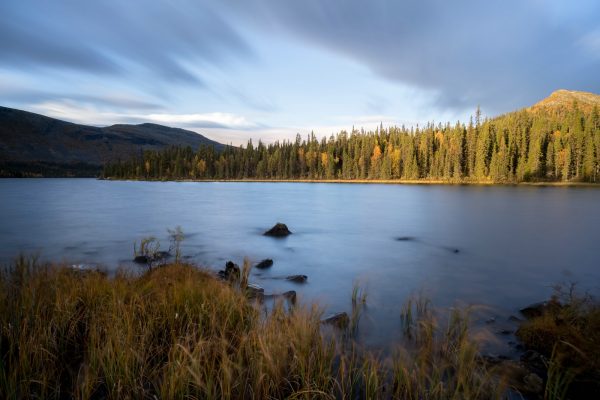 Morning light at Sjábttjakjávrre (long exposure)