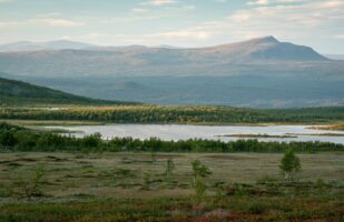 Small lake Tjáhtsáljávrátj near Jäkkvik